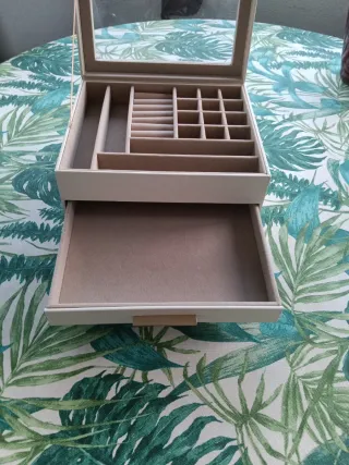 Joyero 3 niveles 2 cajones beige y dorado