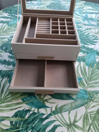 Joyero 3 niveles 2 cajones beige y dorado