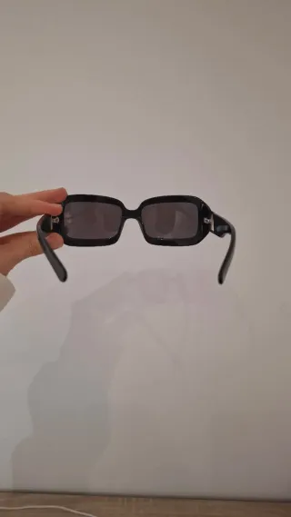 Gafas de sol negras con funda