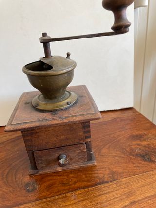 Molino de café antiguo de madera con cajón – Vinta