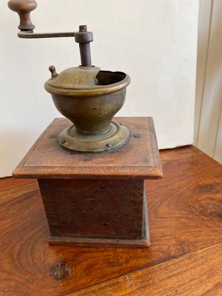 Molino de café antiguo de madera con cajón – Vinta