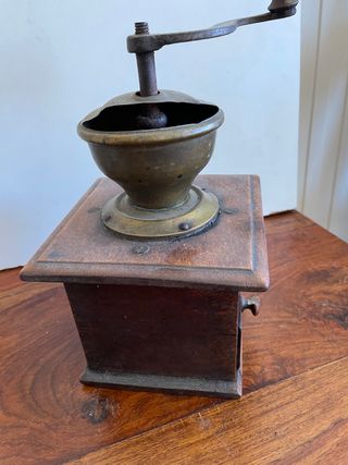 Molino de café antiguo de madera con cajón – Vinta