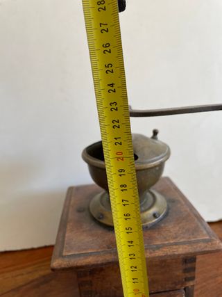 Molino de café antiguo de madera con cajón – Vinta