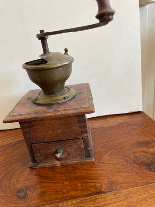 Molino de café antiguo de madera con cajón – Vinta