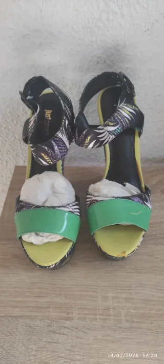 Zapatos Just Cavalli de colores verde y de charol