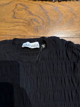 Camiseta negra texturizada mujer