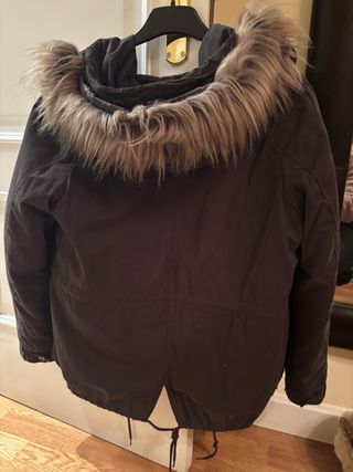 Chaqueta Zara verde tipo parka con forro polar