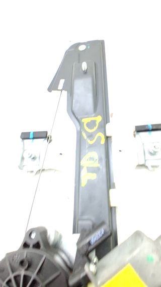 ELEVALUNAS TRASERO DERECHO SSANGYONG TIVOLI (2)