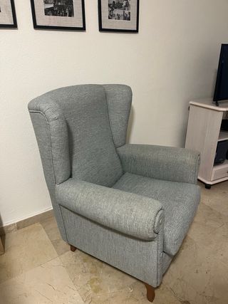 Sillón orejero grisáceo