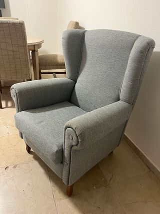 Sillón orejero grisáceo