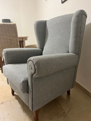 Sillón orejero grisáceo