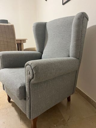 Sillón orejero grisáceo