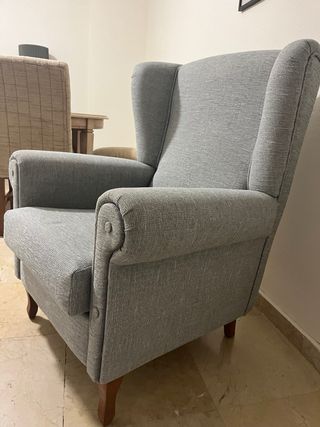 Sillón orejero grisáceo