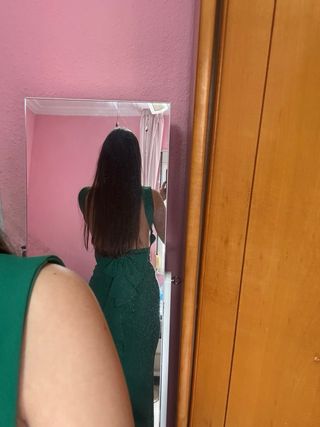 Vestido verde con lazo en la espalda