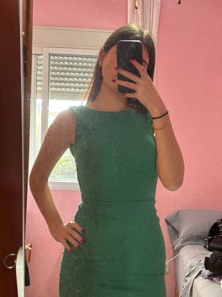 Vestido verde con lazo en la espalda