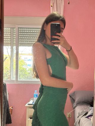 Vestido verde con lazo en la espalda