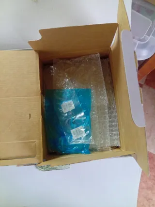 Caja Cámara Canon EOS 1300D + Accesorios