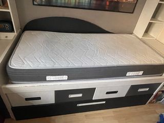 Estructura de cama con cajones y escritorio.