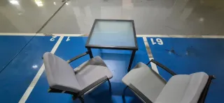 Mesa de metal con tapa de cristal y 2 Sillas