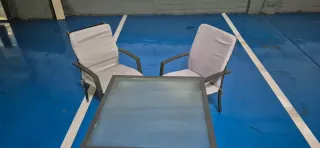 Mesa de metal con tapa de cristal y 2 Sillas