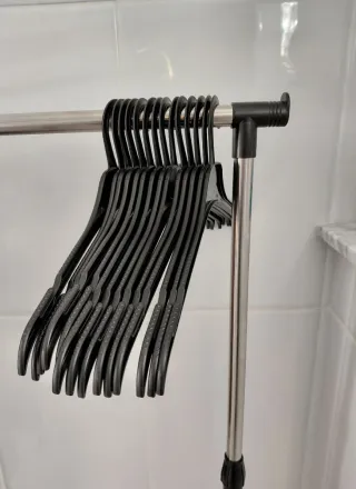 14 perchas de plástico negras