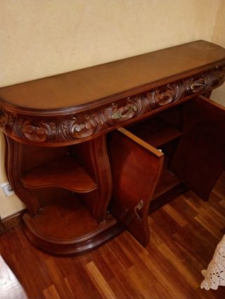 Cómoda de entrada de madera tallada