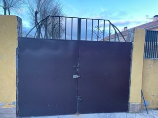 Puerta de patio con diseño de madera