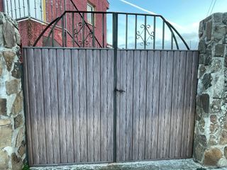 Puerta de patio con diseño de madera