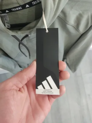 Sudadera Adidas con capucha verde oliva