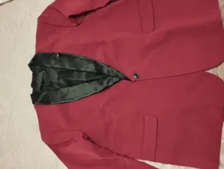 Traje de hombre rojo y negro