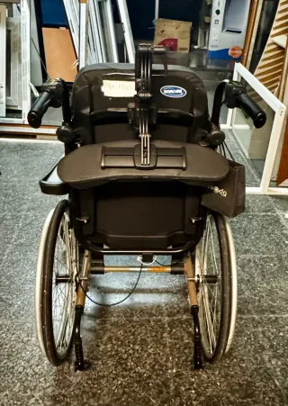 Silla de ruedas articulada