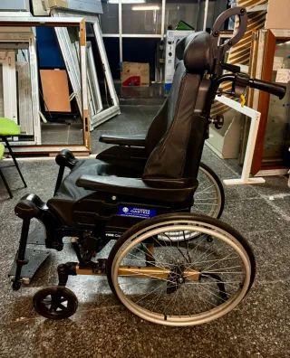 Silla de ruedas articulada