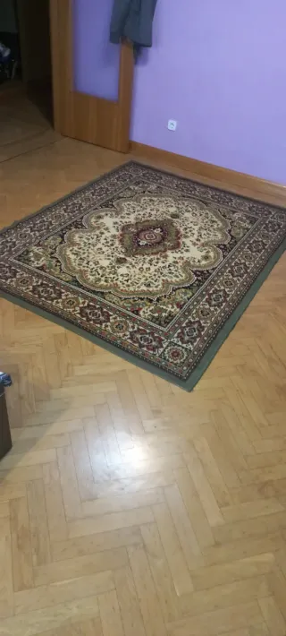 Alfombra vintage. Clásica beige y multicolor