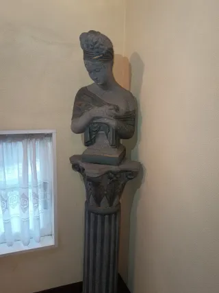Figura de mujer con columna