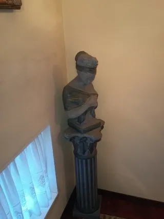 Figura de mujer con columna