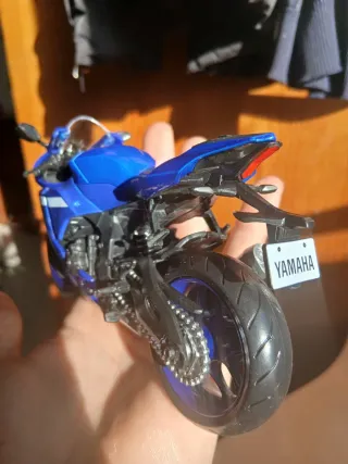 Maqueta Moto Yamaha R1 1:12