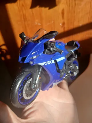 Maqueta Moto Yamaha R1 1:12