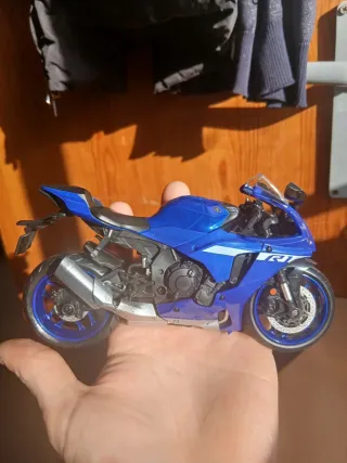 Maqueta Moto Yamaha R1 1:12