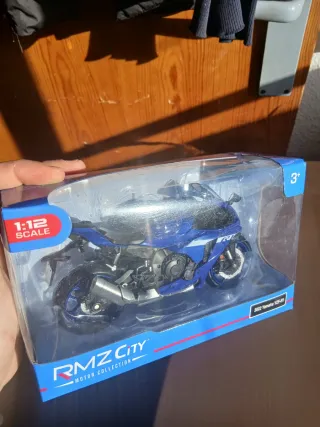 Maqueta Moto Yamaha R1 1:12