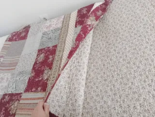 Manta floral beige y burdeos. Reversible.