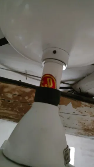 Ventilador de techo antiguo blanco