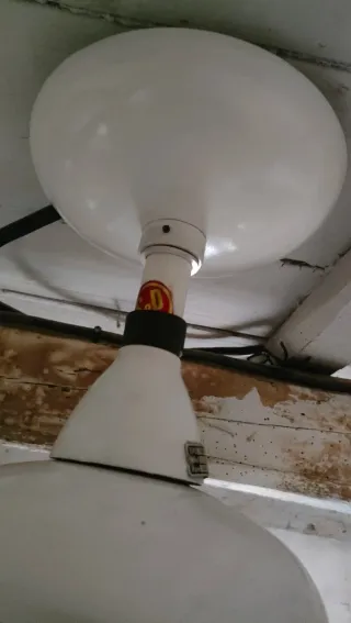 Ventilador de techo antiguo blanco