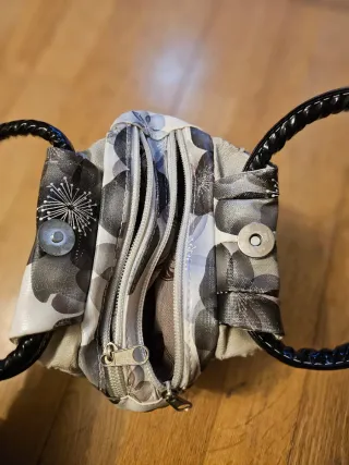 Bolso de mano blanco y negro