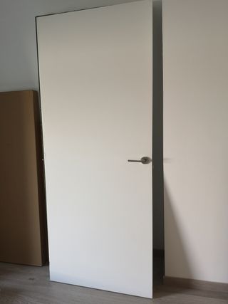 Puerta blanca moderna