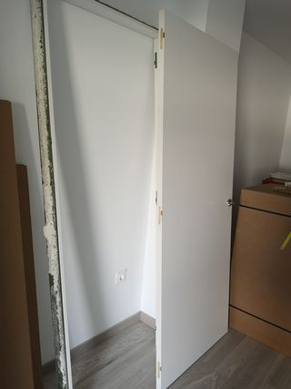 Puerta blanca moderna