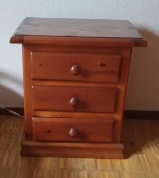 Mesita de noche de madera