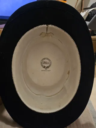 Sombrero de copa alta negro