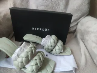 Sandalias Uterqüe verdes trenzadas