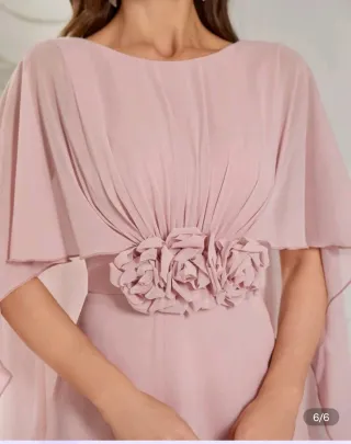 Vestido de fiesta rosa con flores de madrina