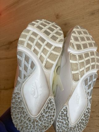 Zapatillas Nike Beige y Blancas